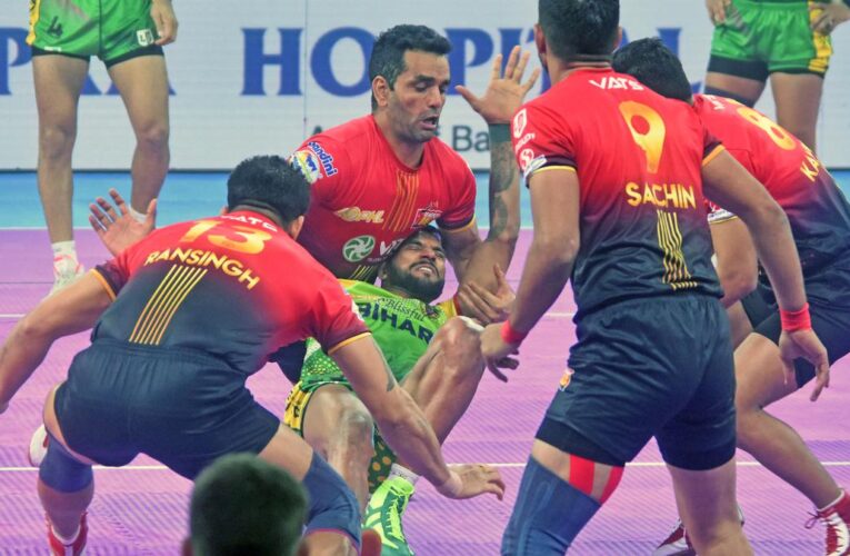 Pro Kabaddi League HIGHLIGHTS, Season 10: Gujarat Giants wins 42-30 vs Tamil Thalaivas; Bengaluru Bulls comes back to beat U Mumba