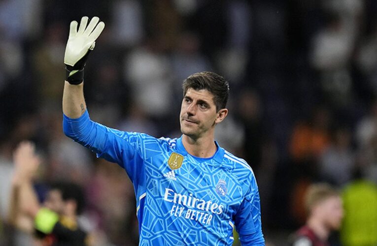 Real goalkeeper Courtois suffers new knee injury in training