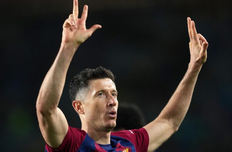 Lewandowski hat-trick leads Barca to 4-2 win over 10-man Valencia