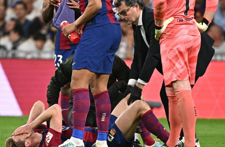 Barcelona midfielder De Jong leaves ‘clasico’ on a stretcher after right leg injury