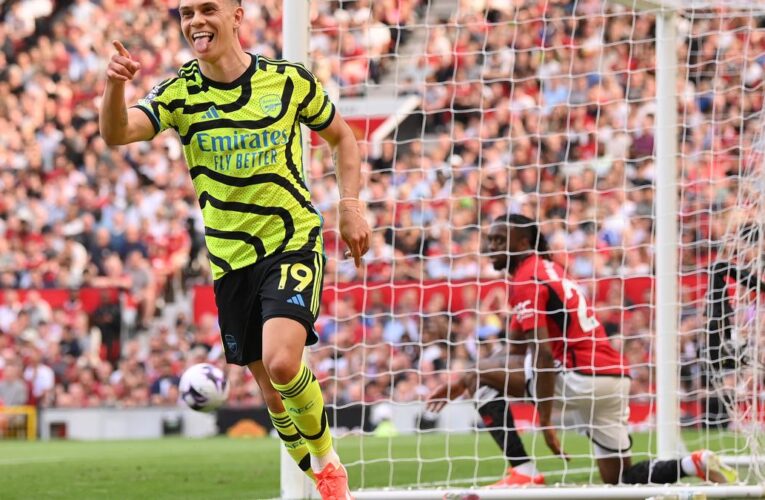Arsenal beats Manchester United 1-0 to go top of Premier League standings