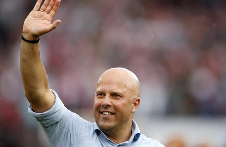 Feyenoord sends off coach Arne Slot with banners and victory