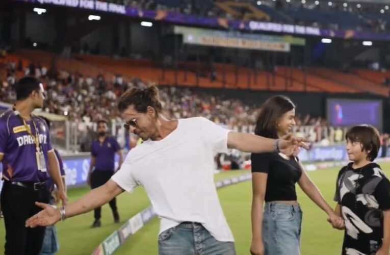 Shah Rukh Khan Recreates Iconic Pose As KKR Qualify For IPL Final. Suhana, AbRam’s Reaction Is…