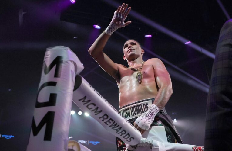 Benavidez unanimously outpoints Gvozdyk for interim WBC light heavyweight belt