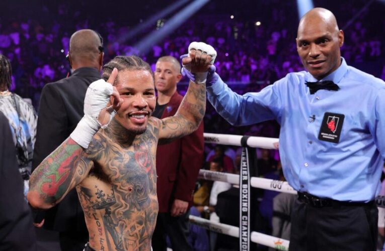 Davis knocks out Martin to keep WBA lightweight title