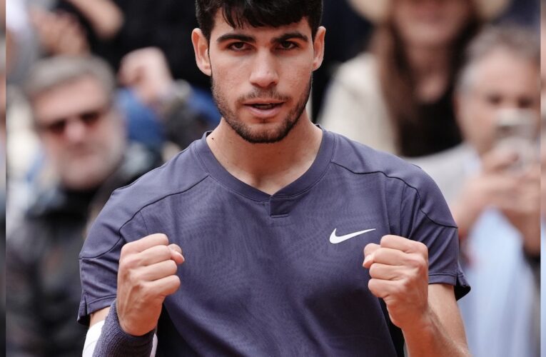 Alcaraz Books Tsitsipas Rematch As Swiatek Races Into French Open Quarters