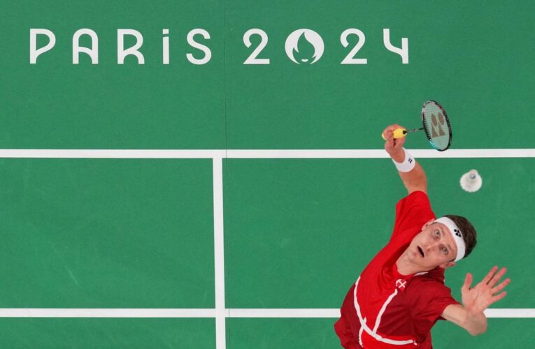 Viktor Axelsen brushes aside Kunlavut Vitidsarn to defend men’s singles badminton gold