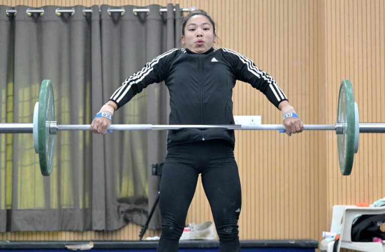 Who will be the main competitors of Mirabai Chanu in women’s 49kg weightlifting?