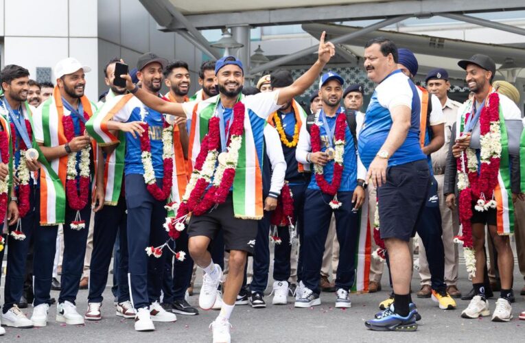 Indian men’s hockey team receives thunderous welcome on return from Paris 2024 Olympics