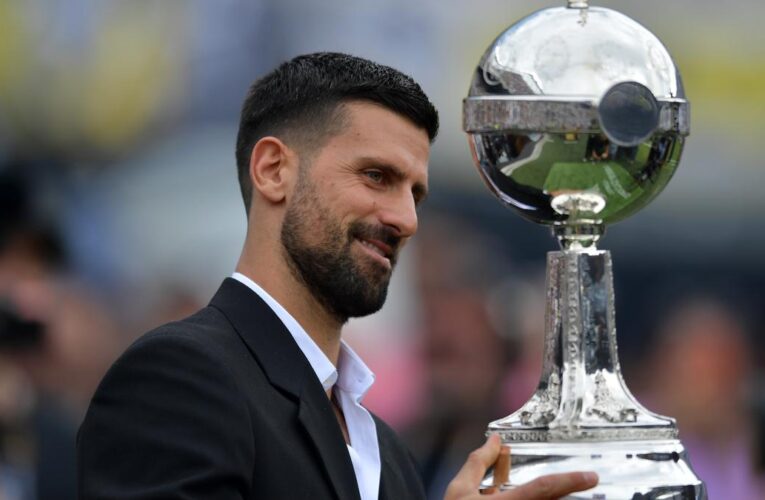 Novak Djokovic presents Copa Libertadores trophy before Botafogo vs Atletico Mineiro final