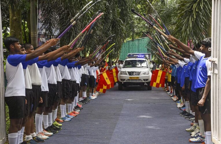 Sourav Ganguly, Dilip Tirkey join mourners as Dr. Vece Paes is laid to rest