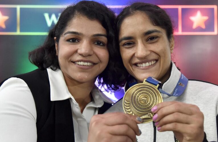 Sakshi Malik calls on PM, Sports Minister: Allow Vinesh Phogat to compete